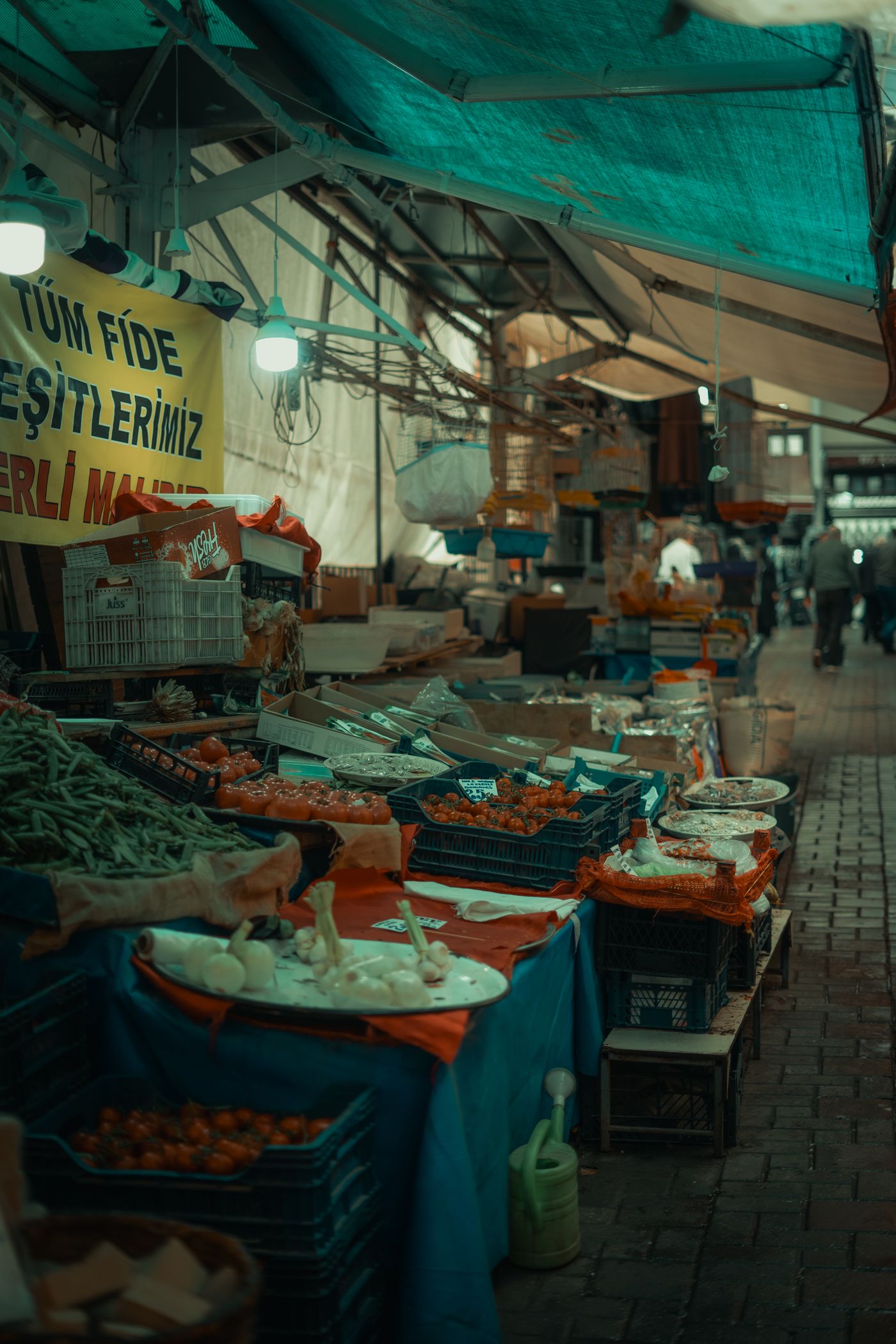 Puesto de un mercado de barrio con vecinos comprando producto local.